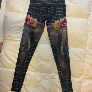 Teeki Love the Elephant Yoga Hot Pants Leggings Size S